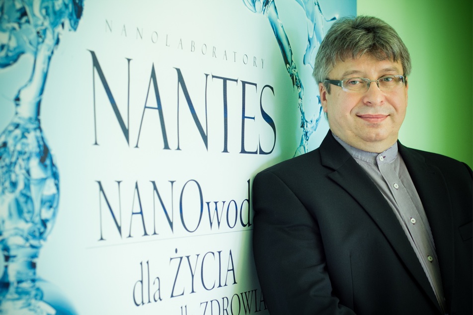 Sztuczna ślina z Nanowodą Nantes i nanocząsteczkami złota